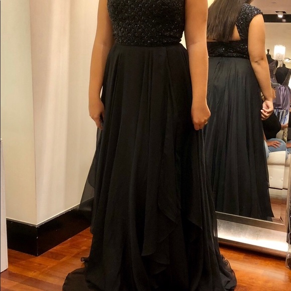 For sale worn once. Zipper broke is replaceable - Picture 4 of 5